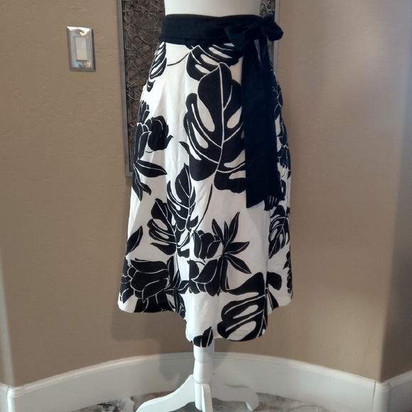 White House Black Market Dresses & Skirts - White House Black Market Silk Palm Print Circle Skirt with Waist Tie